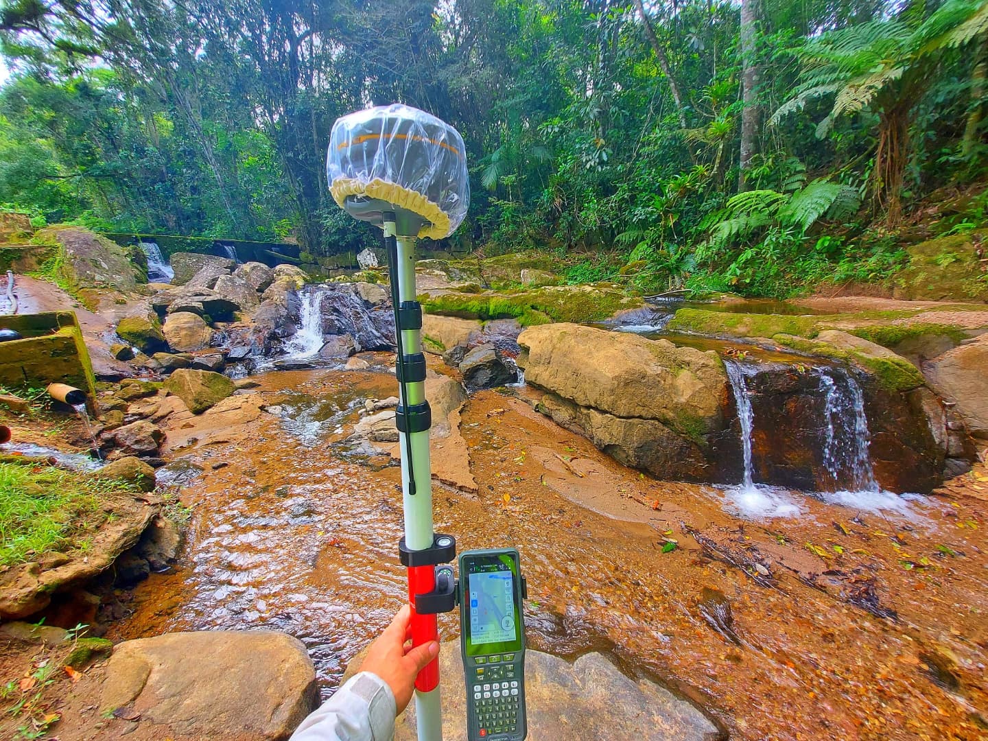 GPS RTK na beira da cachoeira